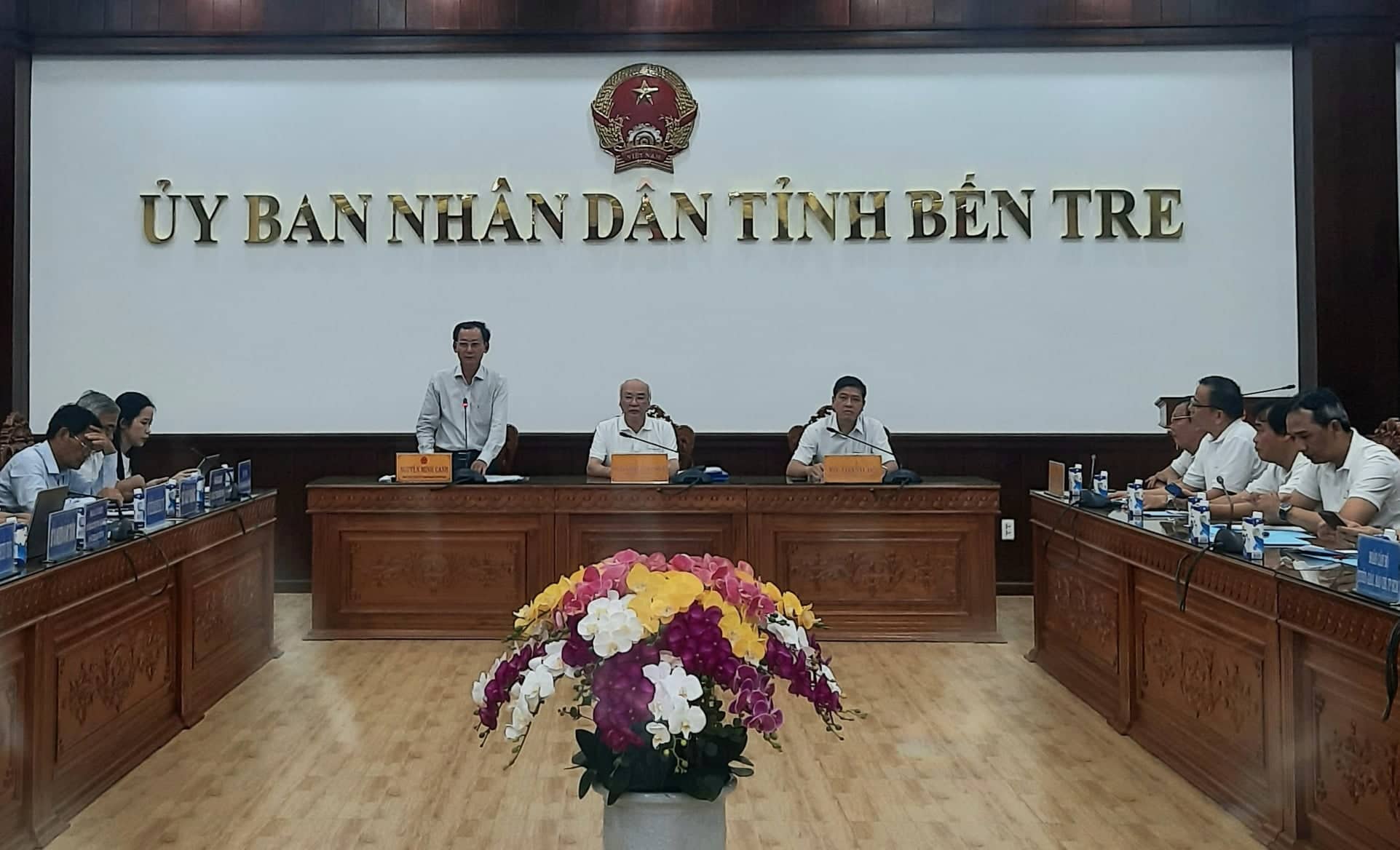 Đồng chí Nguyễn Minh Cảnh - Phó Chủ tịch UBND tỉnh Bến Tre thông tin đến đoàn về tình hình kinh tế - xã hội tỉnh Bến Tre
